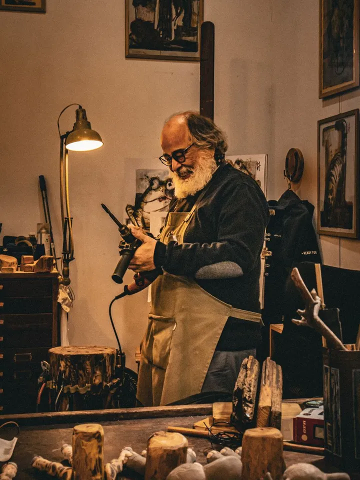 Artisan au travail dans son atelier